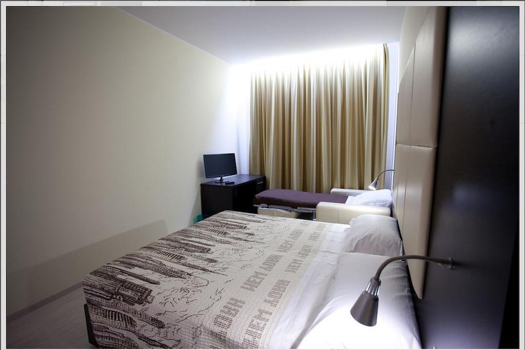 Hotel Elys Pieve Emanuele Exteriör bild